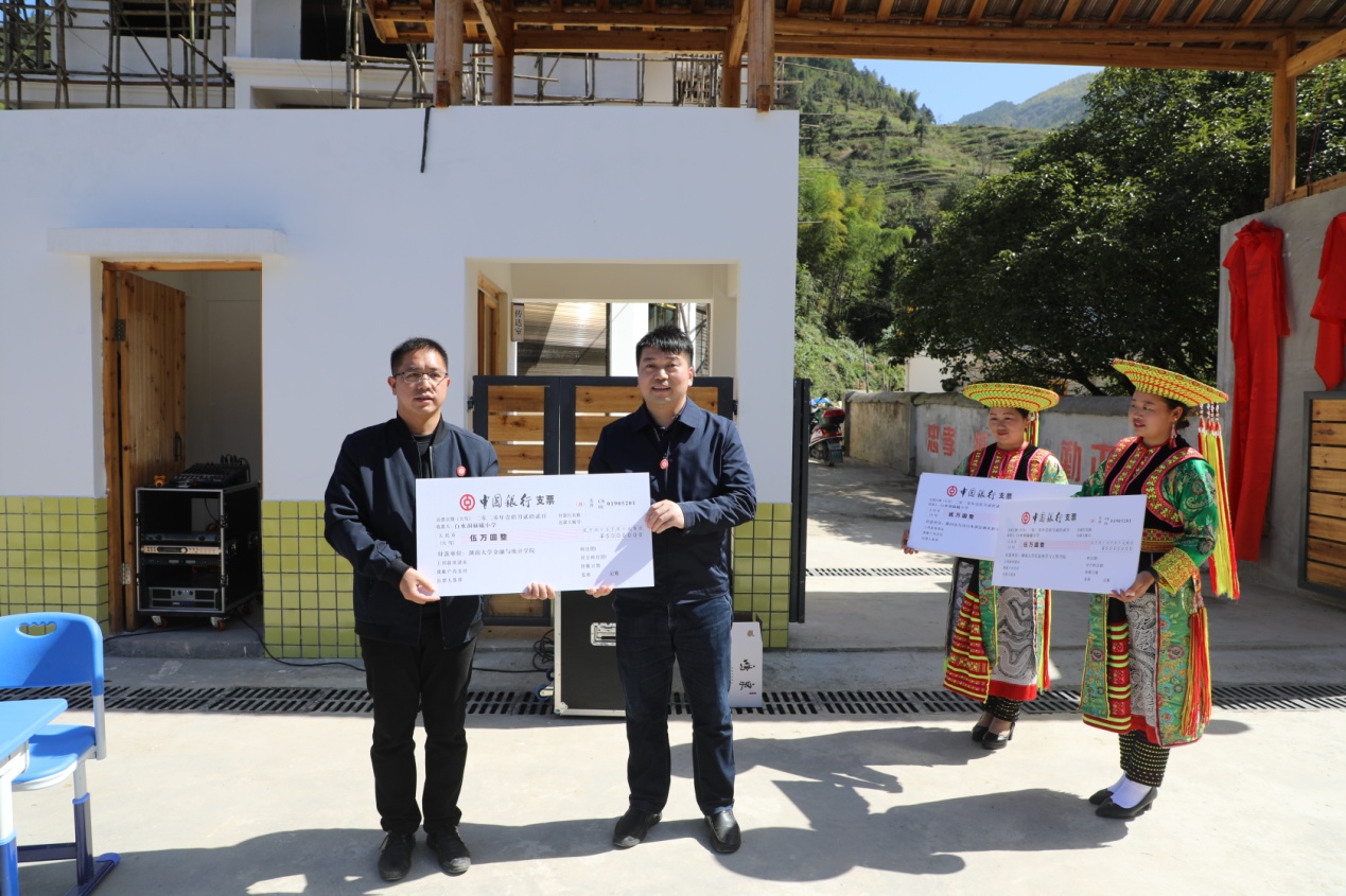 说明: E:\本人\照片\五楼自拍
院照片\20201022白水洞\娟子助学.jpg